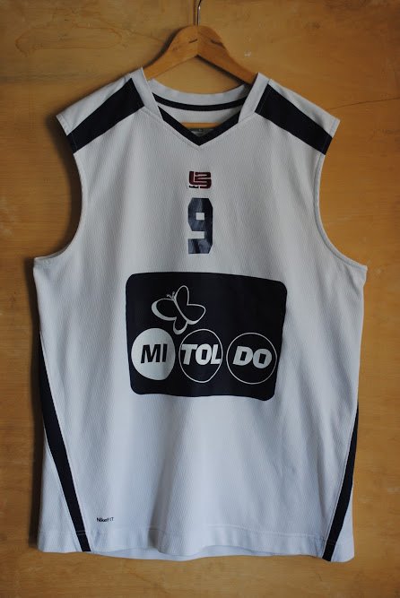 Alavés - Las camisetas del baloncesto alavés ¿Nos ayudas a conocerlas? Cm_ZqPEWEAAxQIo