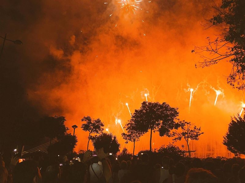 Miles de personas en el primer espectáculo piromusical de la Gran Fira de València europapress.es/comunitat-vale…