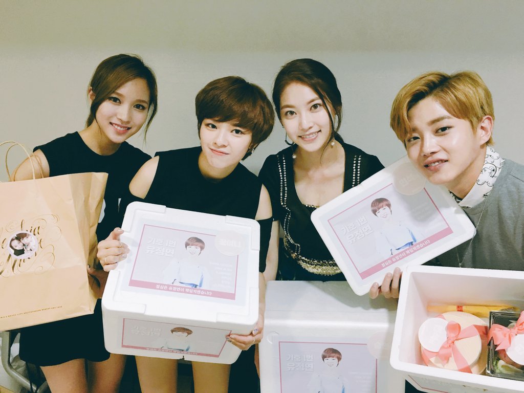JYPETWICE's tweet photo. 원스 여러분 덕분에 오늘 인기가요도 너무나 행복했습니다^-^/ 원쓰 사랑해용용♡

#ONCE #원스 #TWICE #트와이스 https://t.co/wyKaUExMiB