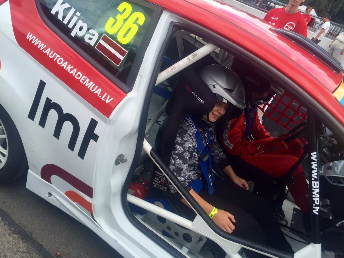 Divas dāmas auto: <a href="/beateklipa/">Beate Klipa</a> izvizina bērnunama "Apīte" audzēkni 😇