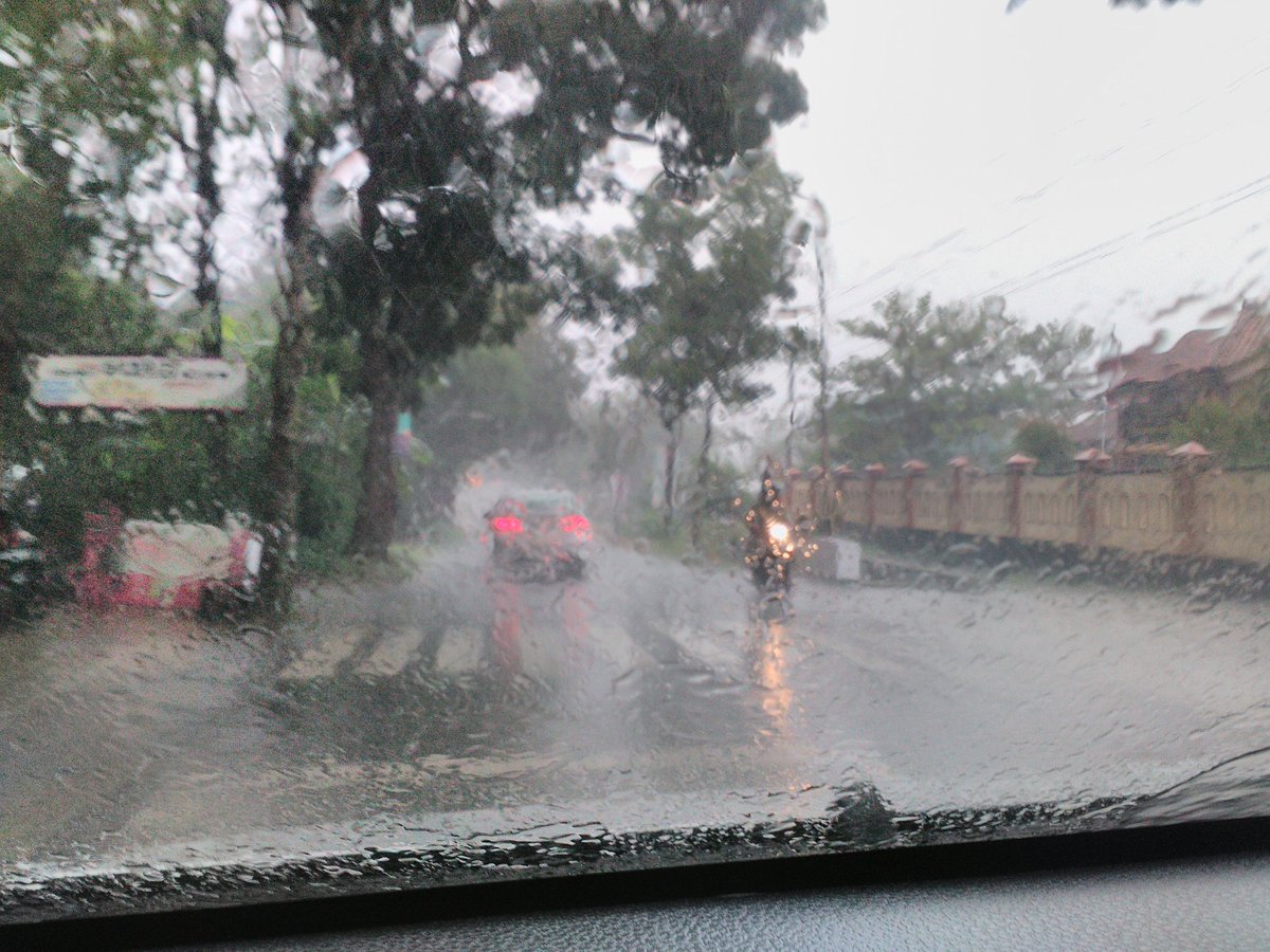 nunkz87's tweet photo. Hati2 yg lewati jalur pwt - purbalingga via padamara...hujan lebat.. https://t.co/w84QtT0Dxl