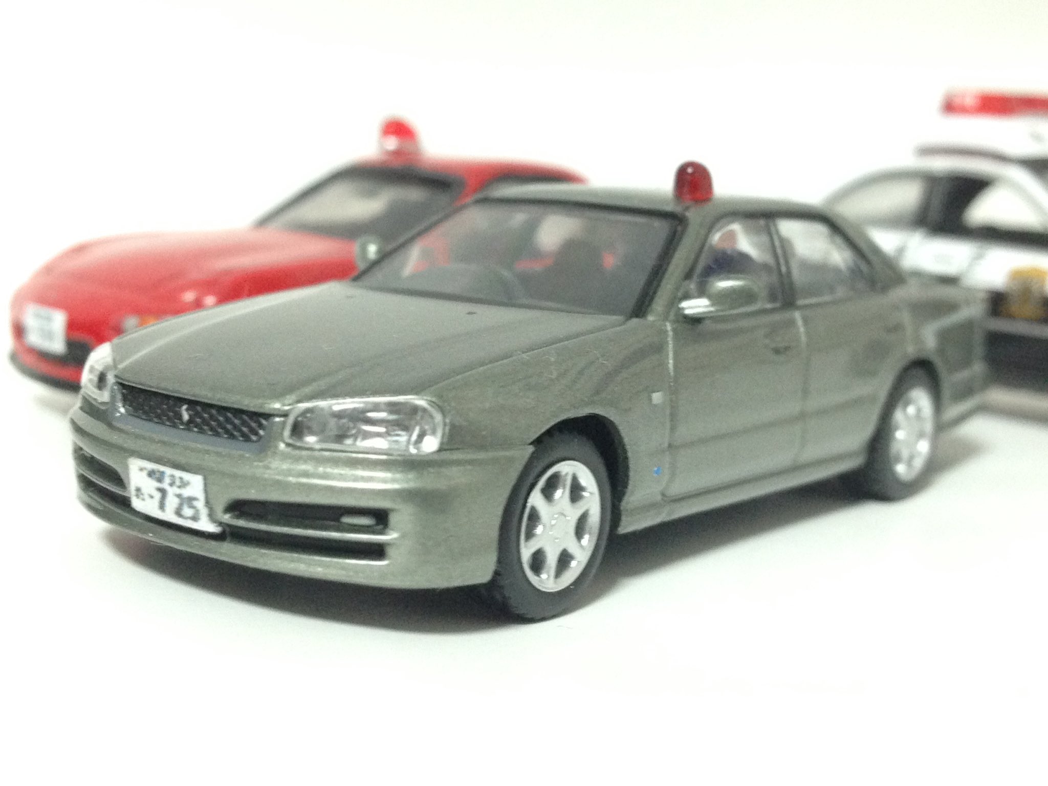 ミノスケ Kv36のリフレッシュ待ち トミカリミテッドビンテージネオ R34スカイラインの仕様変更 3 さらば あぶない 刑事 劇中車のナンバーを変更し 名探偵コナン 高木刑事の覆面車仕様に 合わせてトミカリミテッドのfdもナンバープレートを装備して