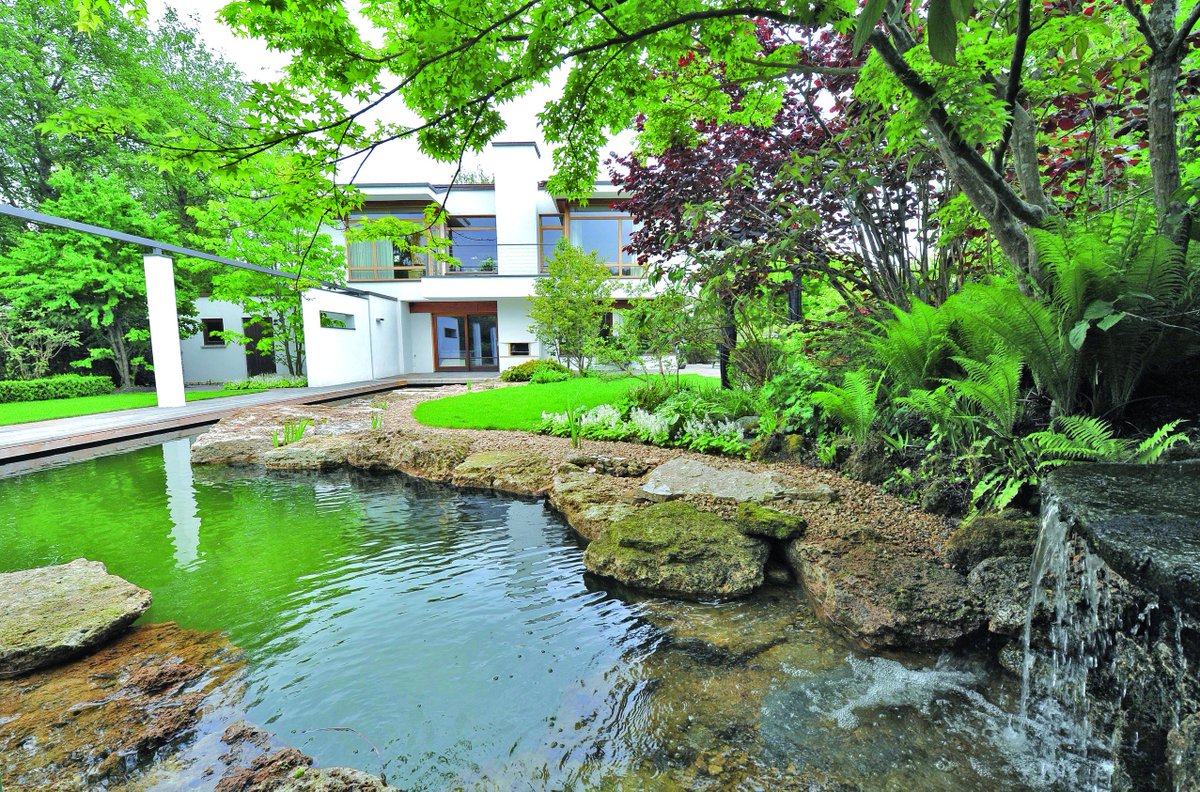 #Naturpool: Ufergestaltung und Wasserfall aus TROJA #Travertin. traco-manufactur.de  #Naturstein #TRACO