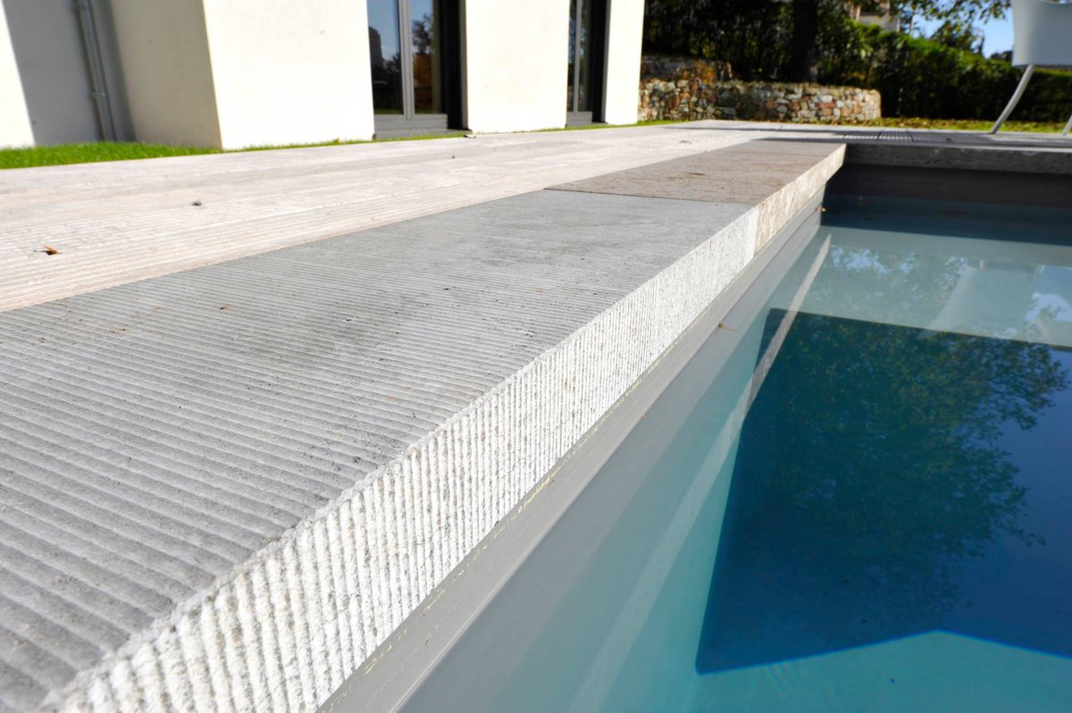 #Poolumrandung, rutschsicher und ästhetisch, MEMPHIS #Muschelkalk traco-manufactur.de #Naturstein #TRACO #Pool