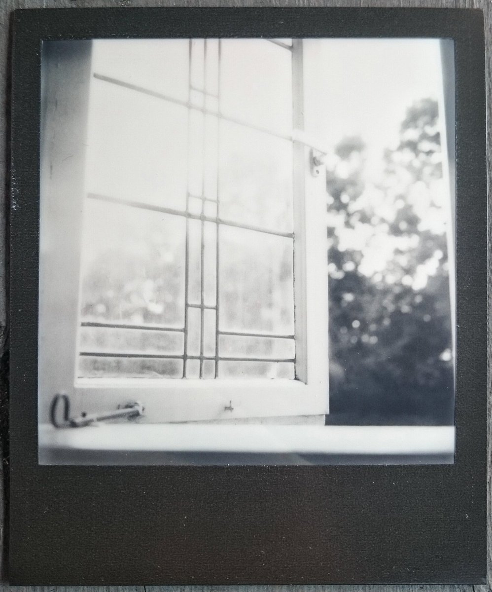 lacet_r's tweet image. 10 pm.   SX70. 5 sec. Exposure. #ImpossibleProject #makerealphotos