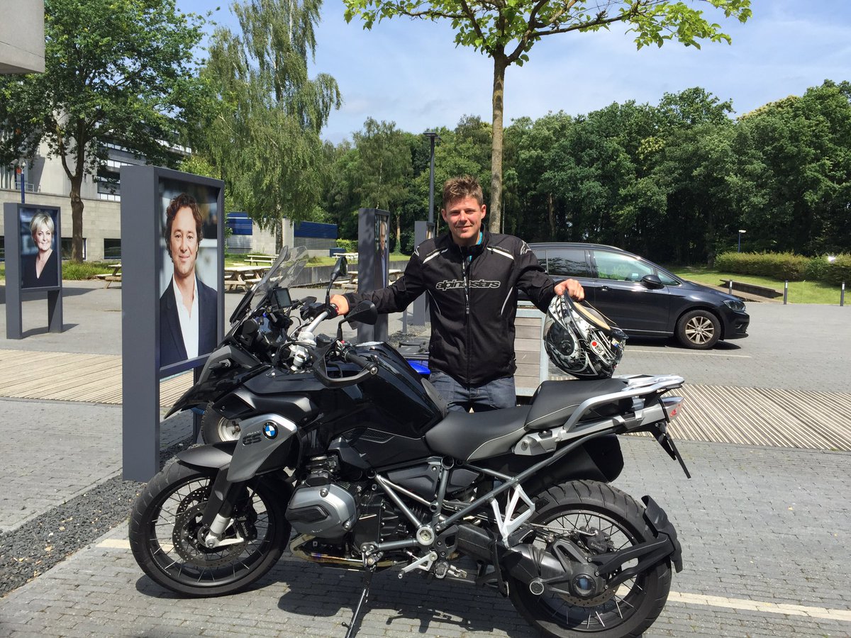 NelNel0's tweet photo. @KevinKoning1 met zijn motor bij @AVROTROS , @corneklijn jij als liefhebber van motoren vindt dit wel mooi denk ik👍 https://t.co/bTjXf3RJeh
