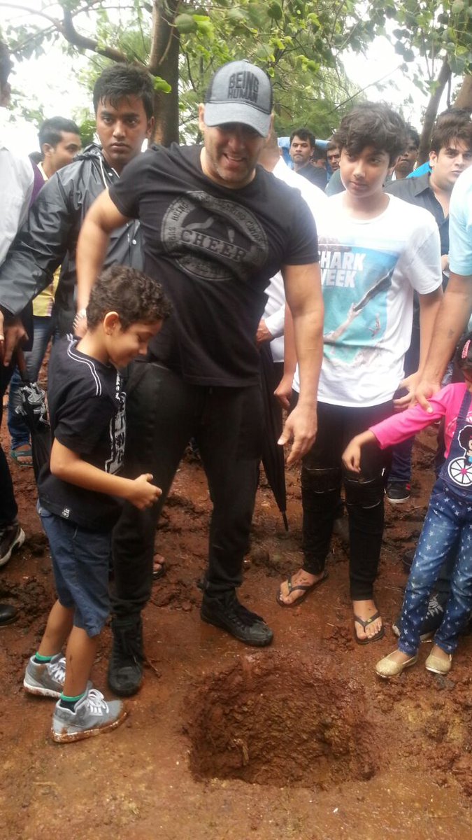 Salman Khan tweet media