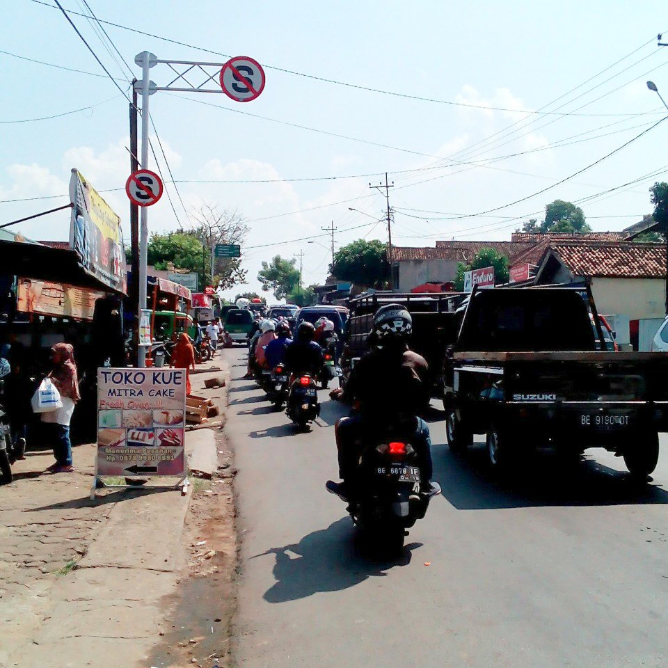 13. 24 Volume kendaraan arus mudik merayap di depan terminal Kemiling #bandarlampung #InfoMudik peliput <a href="/arie_mezza/">Arie Mezza</a>