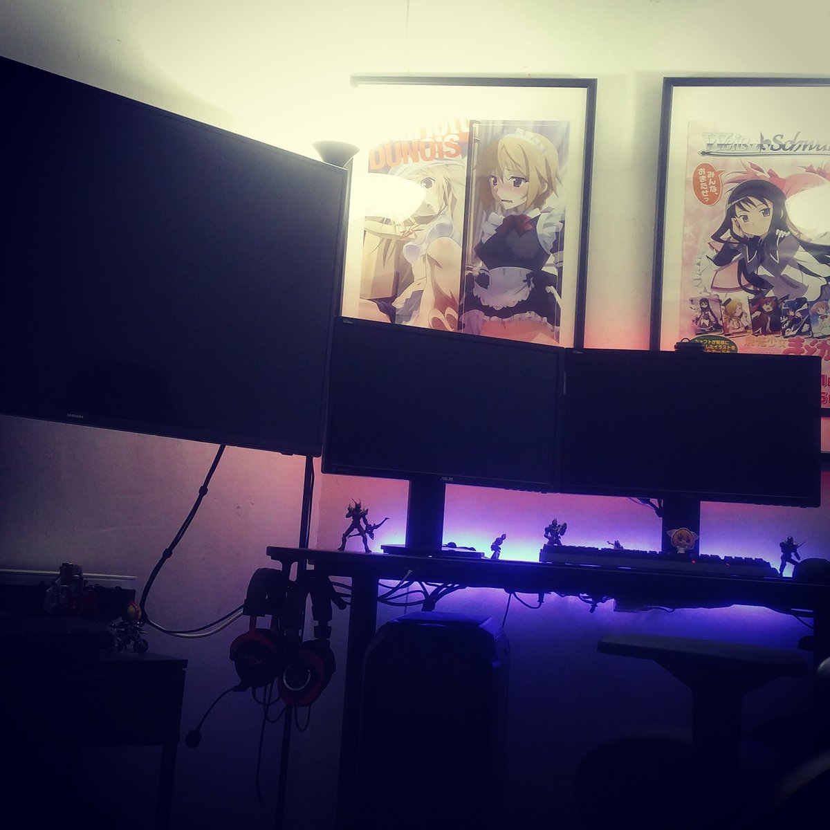 AervAge's tweet image. Found out that the bezel from the 48inch can almost align with the 24inch monitors. #TripleMonitorSetup anyone? :)