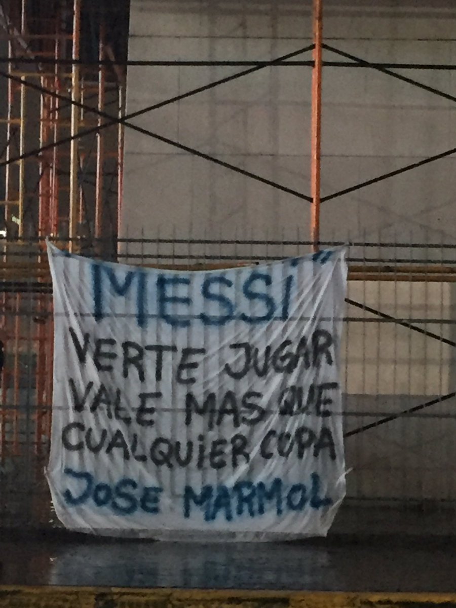 Messismo10's tweet photo. Algunas banderas del banderazo #NoTeVayasLio. Hermosas. https://t.co/qugVKxnYty