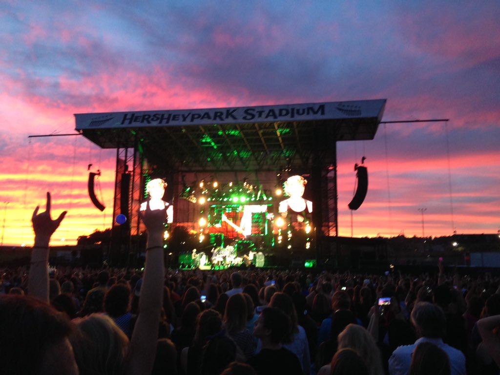 Kenz5S0S's tweet photo. best fucking night of my life, thank you so much @5SOS #SLFLHershey https://t.co/UQkEkbkM4P