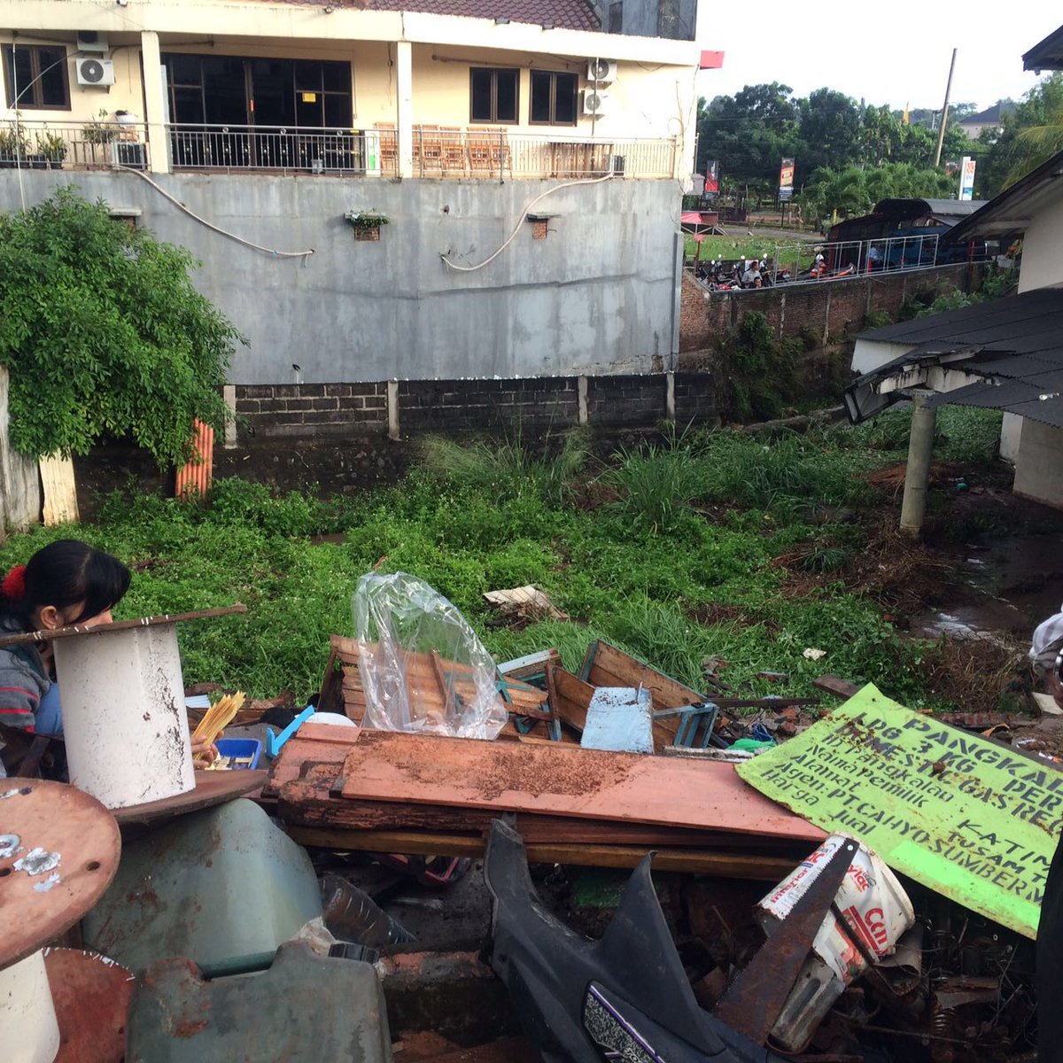 infotembalang_'s tweet photo. RT @diandhitya ini di taman tirto agung dpn SOS,dan per3an tusam bnymnk.ada tanah longsor. Tembalang relative aman https://t.co/DKSLtfdf7f