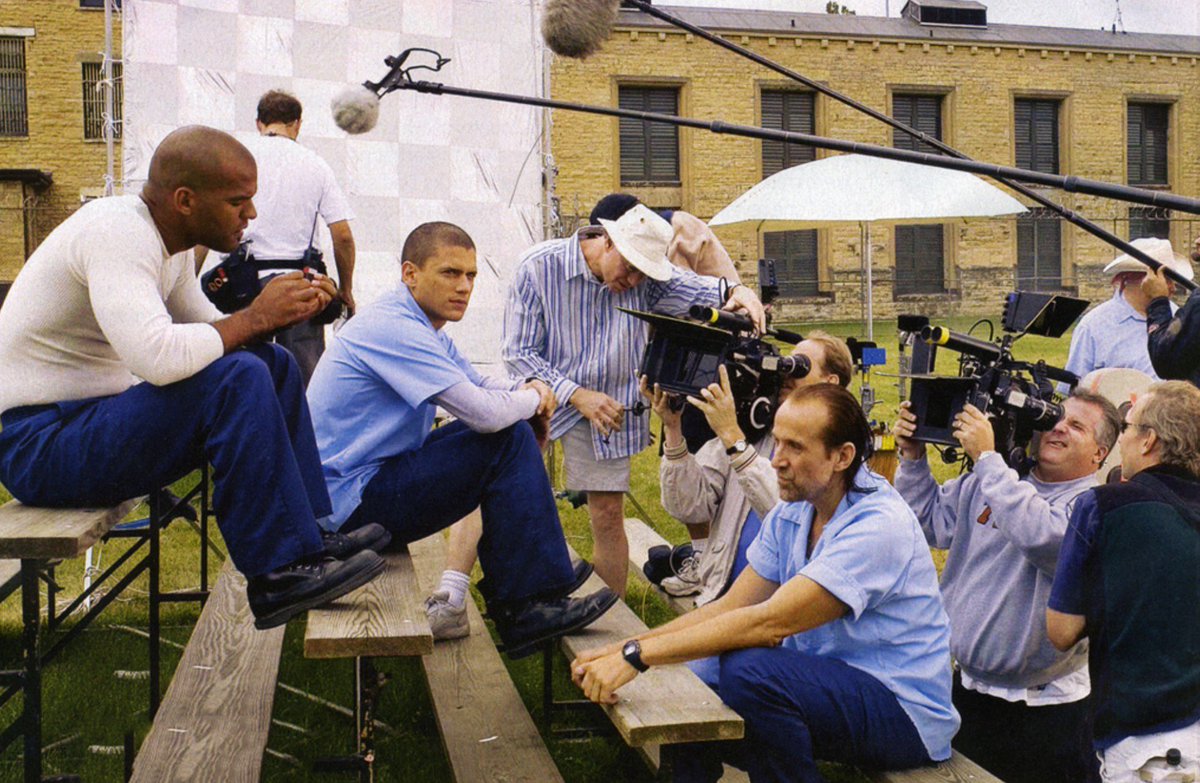 プリズン ブレイク情報局 Twitter Da プリズン ブレイク 懐かしきシーズン1のフォックスリバー刑務所での撮影風景 マイケル スクレ アブルッチがベンチで話しているシーンです