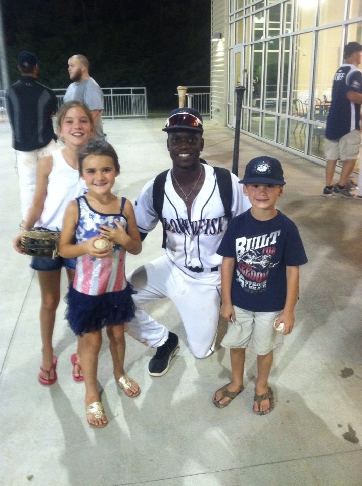 scottylastinger's tweet photo. My kids with @csingleton__2 after the Blowfish game. Thanks for pic and God bless https://t.co/wOyMJp4MlU