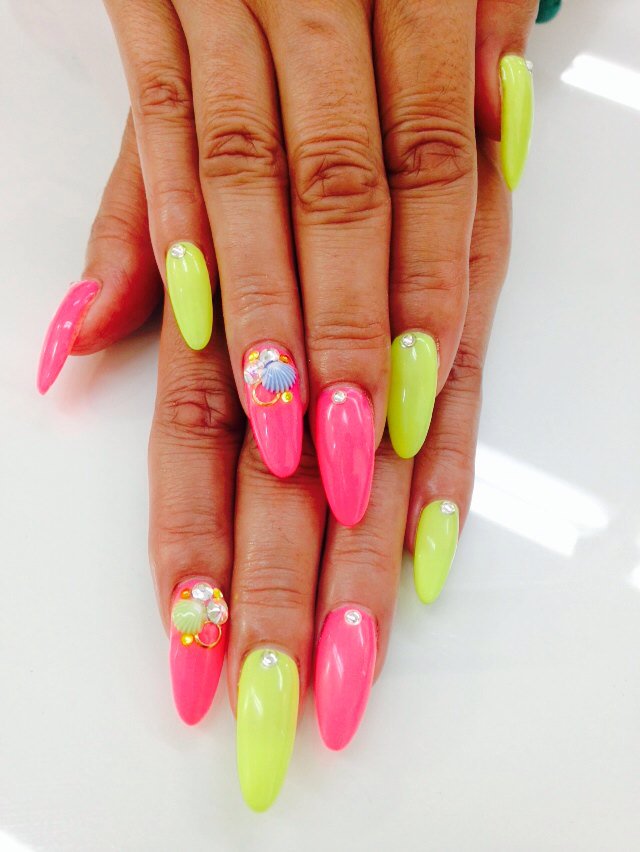 ネイルサロンmarch 新宿店 大倉です スカルプの夏ネイルです ネオンカラーとパステルの貝殻パーツでトロピカルになりました ネイル スカルプ ネオン 夏ネイル March