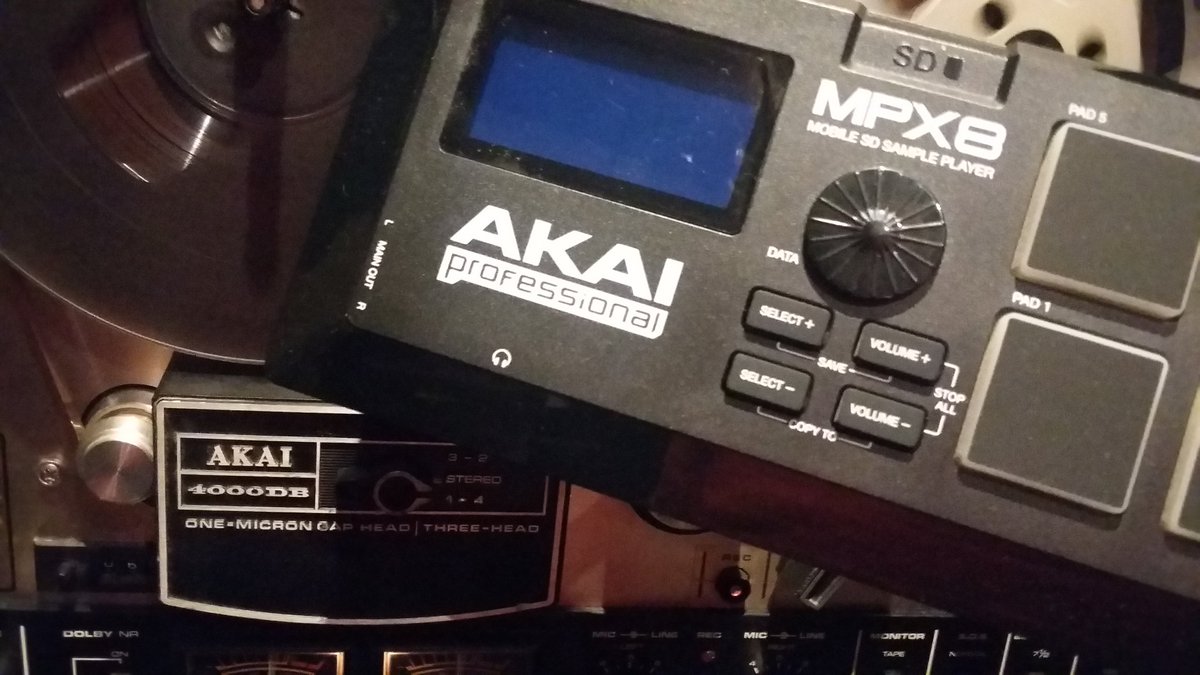 motzlive's tweet photo. Del #oldschool #sampling @Akai_Pro #4000DB #openreel al practico reproductor a tarjeta #MPX8 #mobileSDsampleplayer. https://t.co/2BxcNaLH3u