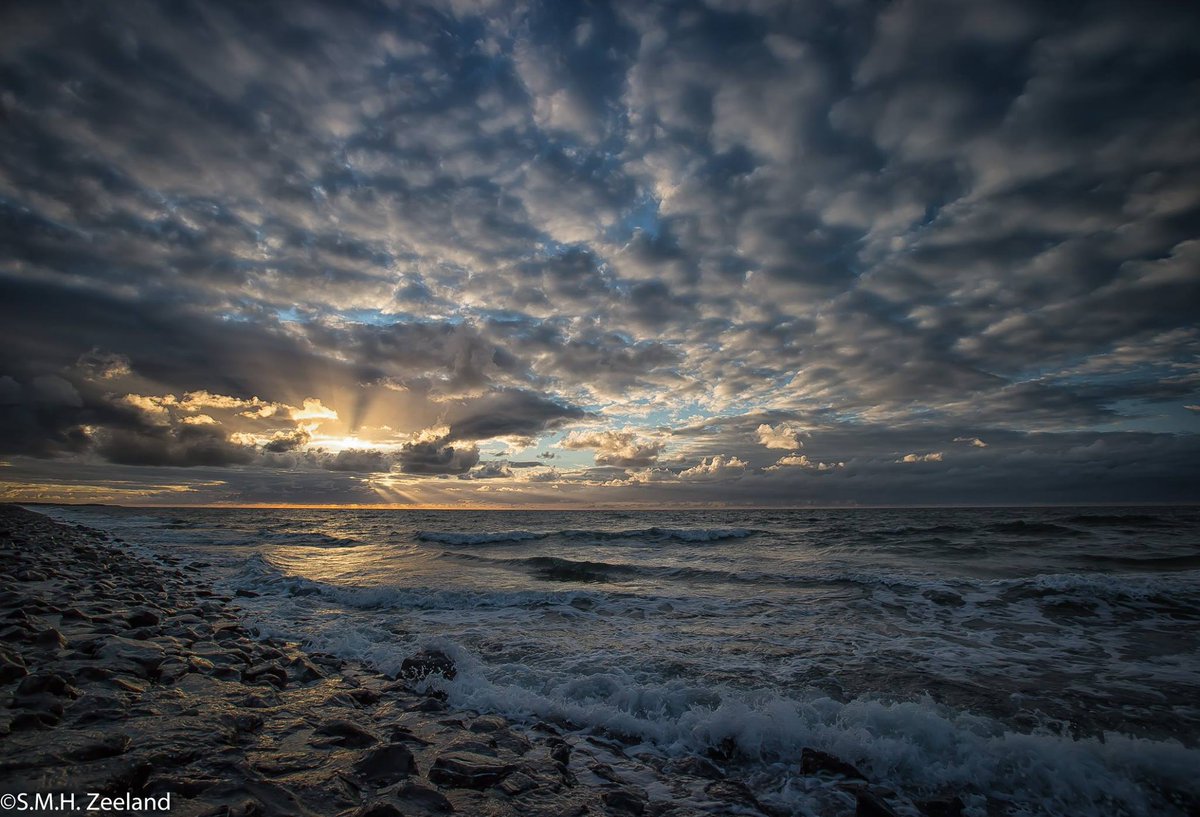Havenlust's tweet photo. “Clouds come floating into my life, no longer to carry rain or usher storm, but to add color to my sunset sky.” https://t.co/Jy9sgy9fBr