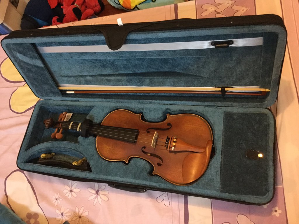 vuxsal72's tweet photo. Yo!My new violin.
I got to start learning violin this year.
#violin
#fyso https://t.co/8xYUAaANcu