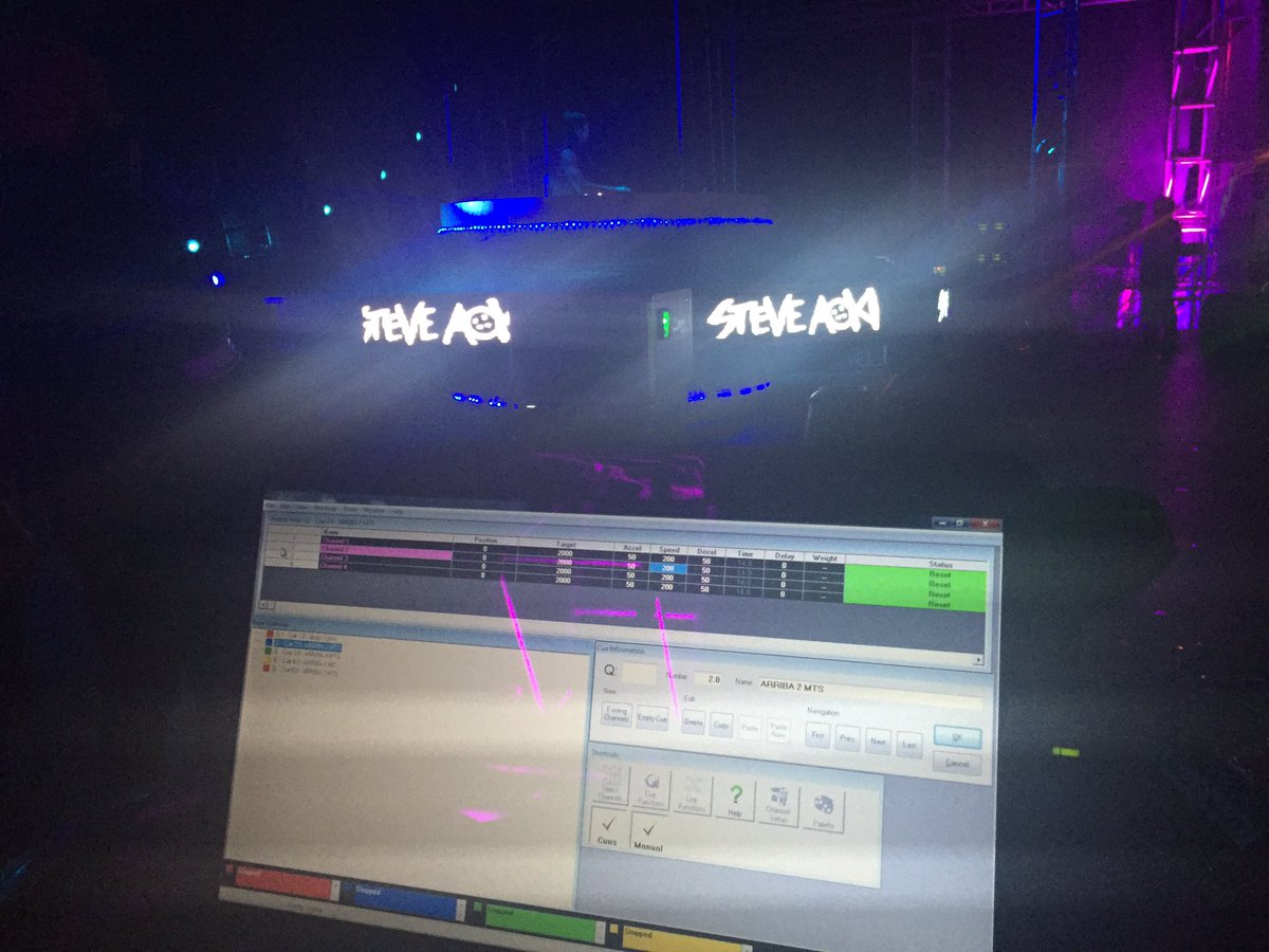 TOOMOTIONS's tweet photo. @steveaoki is in the house with @kinesysprojects and #vectorsoftware https://t.co/h7OW4Hokxn