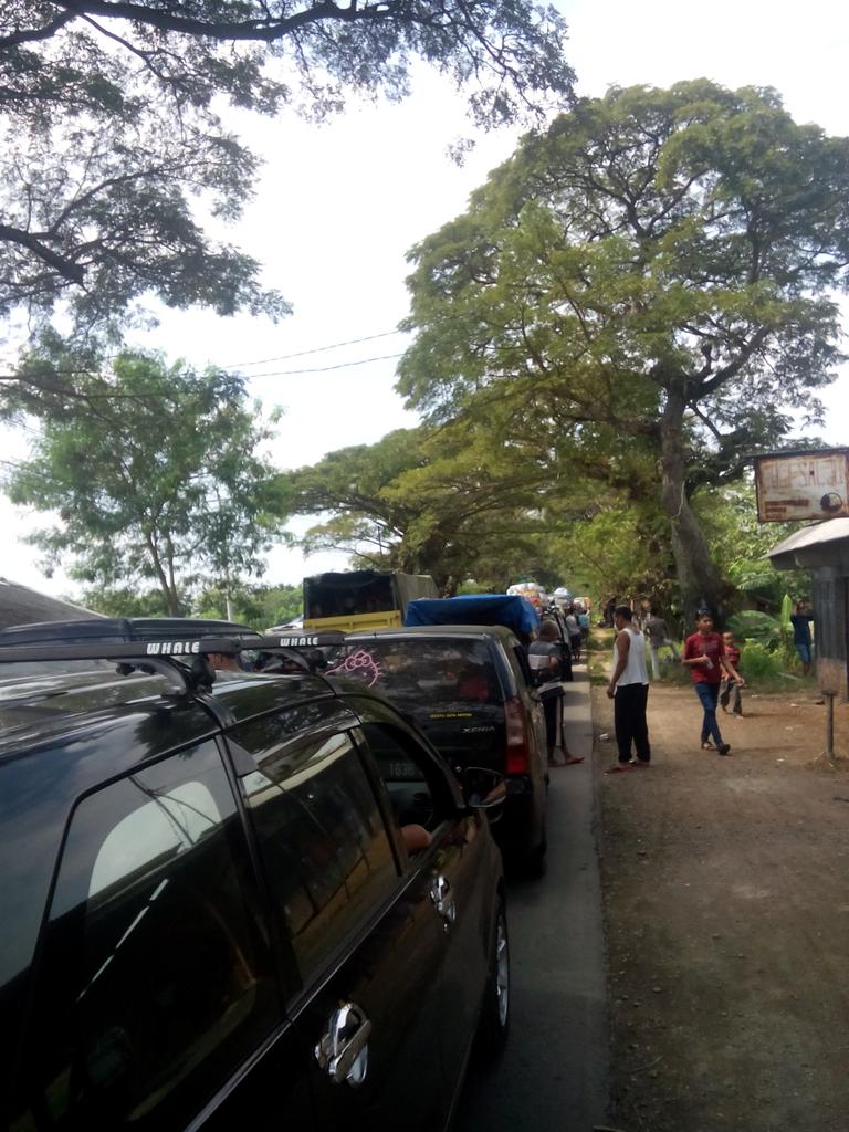 11.55wib Jl. Ahmad yani brebes-ngawi semarang macet total tdk bergerak, mhn bantuan petugas dan harap hindari