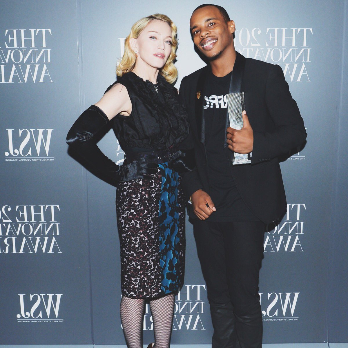 oohfather's tweet photo. Backstage: me posing alone and with a fan, I even let him hold my TwitterLegend award, im so humble #StanTwitterGala https://t.co/14Anwyv5k4