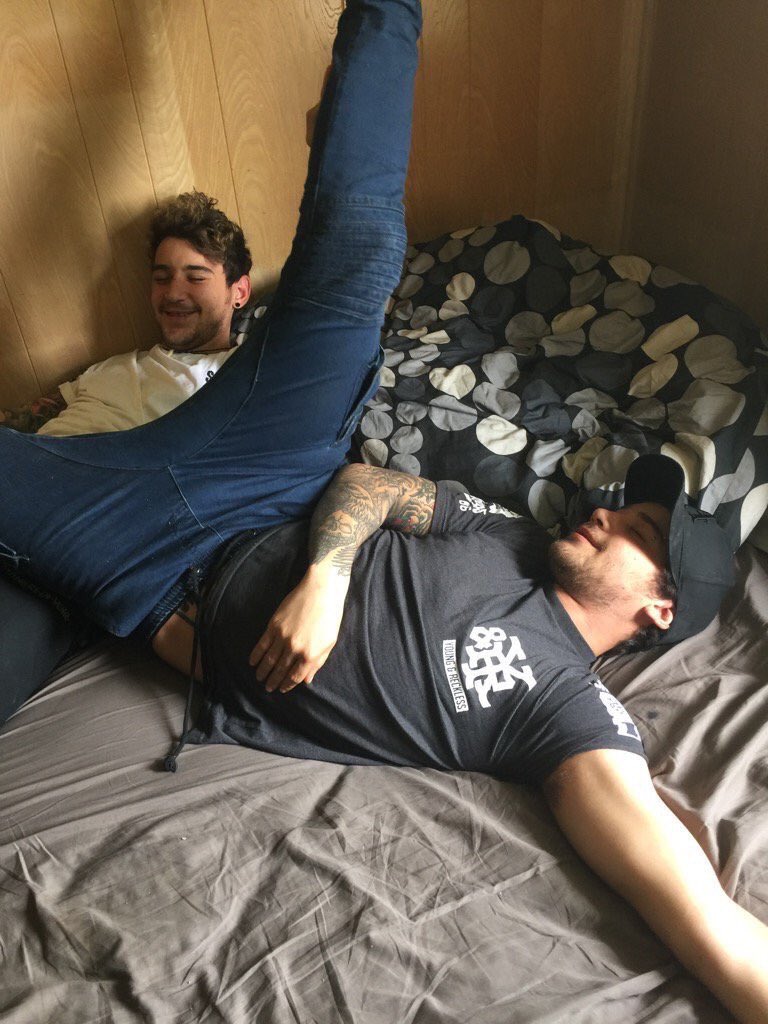 FckingFclse's tweet image. completely normal 😬