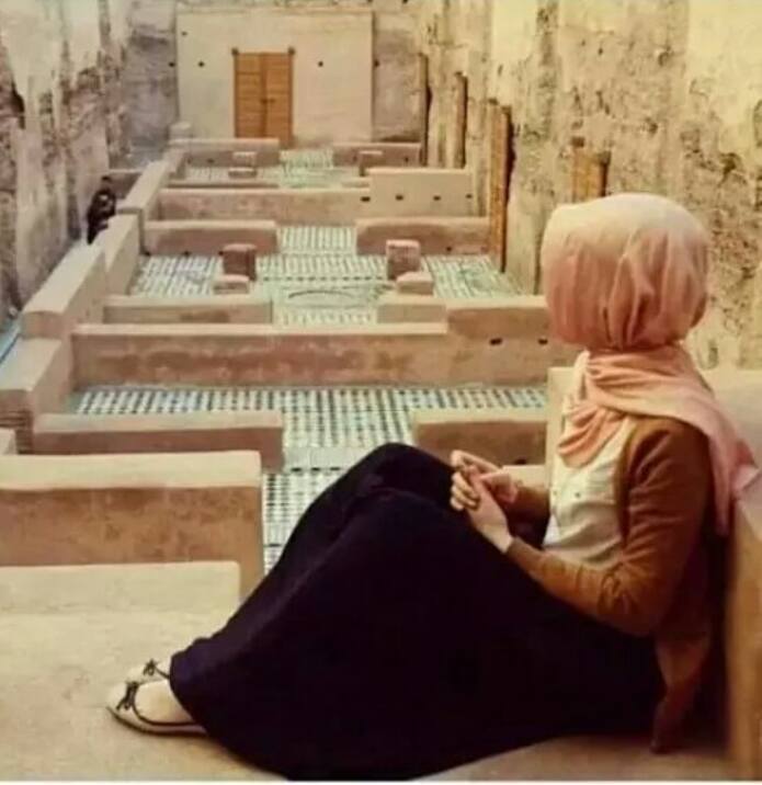 ﻛُﻦ ﻭﺣِﻴﺪًﺍ :

 ﻓَﺎﻟﻮﺣﺪَﺓ ﺟَﻤِﻴﻠَﺔ

ﻟَﺎ ﺃﻟَﻢ  ﻟَﺎ ﺍﺷﺘﻴَﺎﻕ 

ﻟَﺎ ﻓُﺮﺍﻕ ﻭَ ﺭُﺑﻤﺎ ﻟَﺎ ﻣﺸَﺎﻋِﺮ .🎼