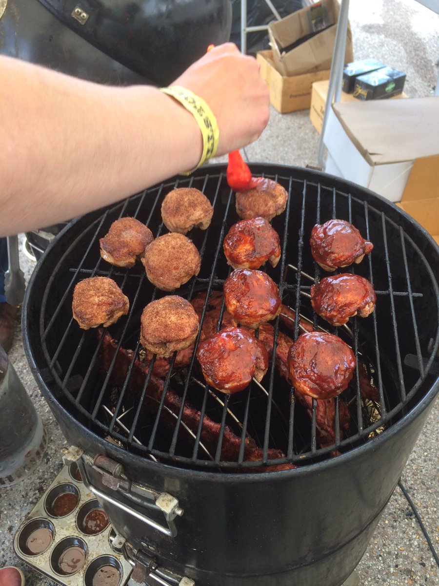 FlaminAmateurs's tweet photo. Glazing the competition chicken - Becca is ON IT!! #Grillstock https://t.co/vKo2ZRV4dP