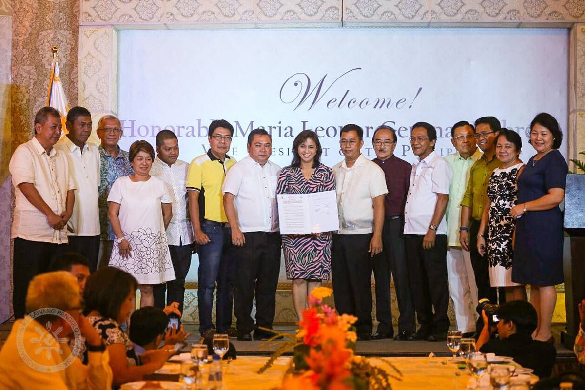 lenirobredo's tweet photo. [A] LOOK: VP Leni received University Tokens from USI and UNC, and the Mayoral Medallion from Naga City https://t.co/c82JkBi4QN