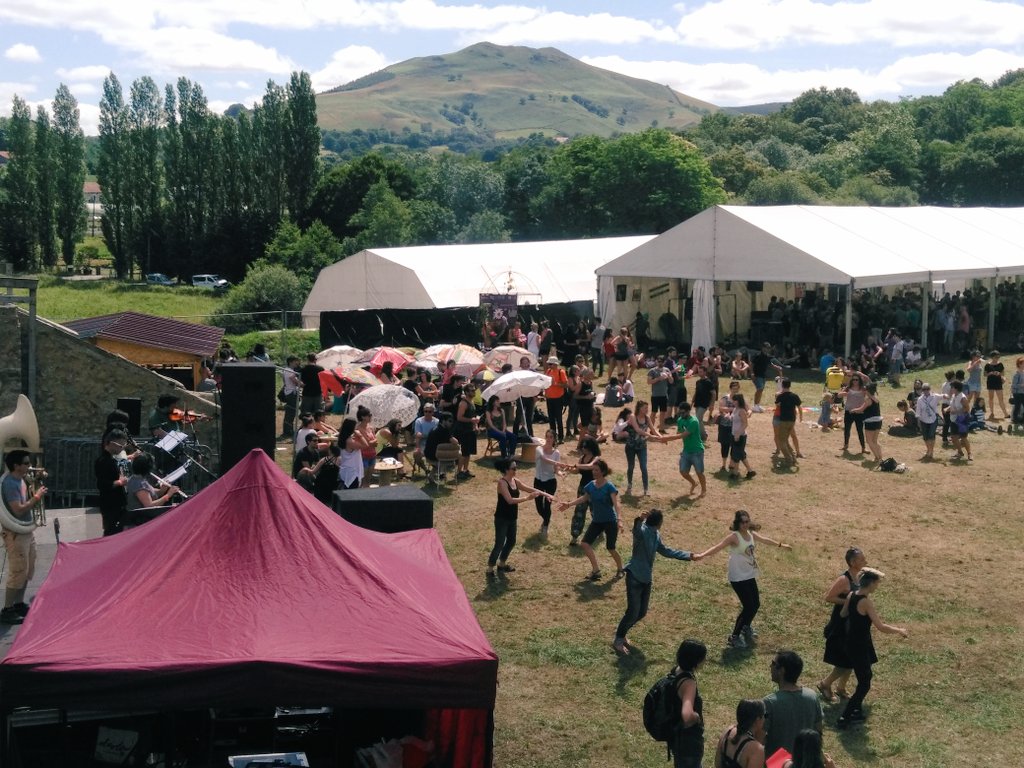 oihanttoa's tweet photo. #Lekorne #Mendionde #EuskalHerria 
Garalda au fond 
@ehzfestibala ce matin https://t.co/28bxIGlUBR