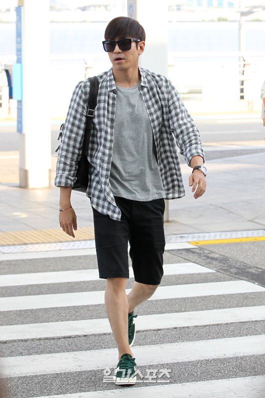 TheDramaKorea's tweet photo. Eric Mun saat akan berlibur ke Phuket, Thailand bersama tim "Oh Hae Young Again" hari ini. https://t.co/dwNX2Cn3aa