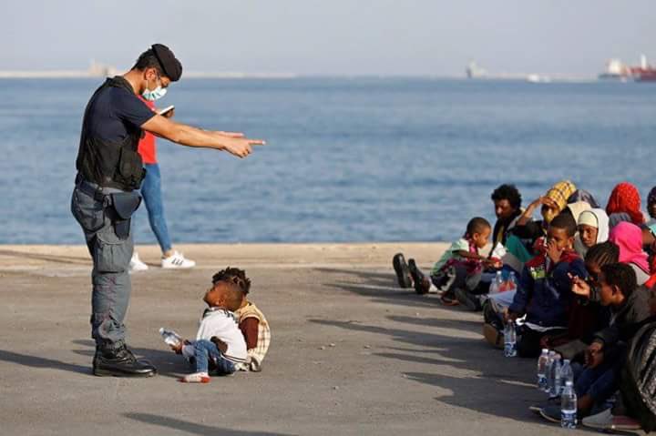 Fotomovimiento's tweet photo. Esto es Europa. La Europa que tenemos y q sin saber pq, aun enorgullece a muchos. Italia. Foto: Antonio Parrinello. https://t.co/yfxbj9I42y
