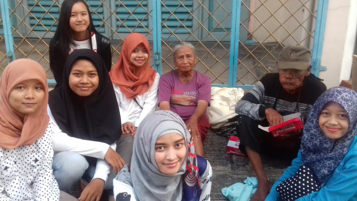 Miftaholler_SMG's tweet photo. Sungguh pasangan suami istri yang mengharukan😢 #IstimewaNyaRamadhanTwiSem cc: @Cherrybelleindo @TWIBI_SMG https://t.co/rkwmlhRs6n