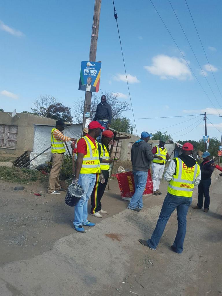 EffNorthwest's tweet photo. Ward 31 Madibeng being painted RED. #VoteEFF2016 https://t.co/NQMaE4U4MC