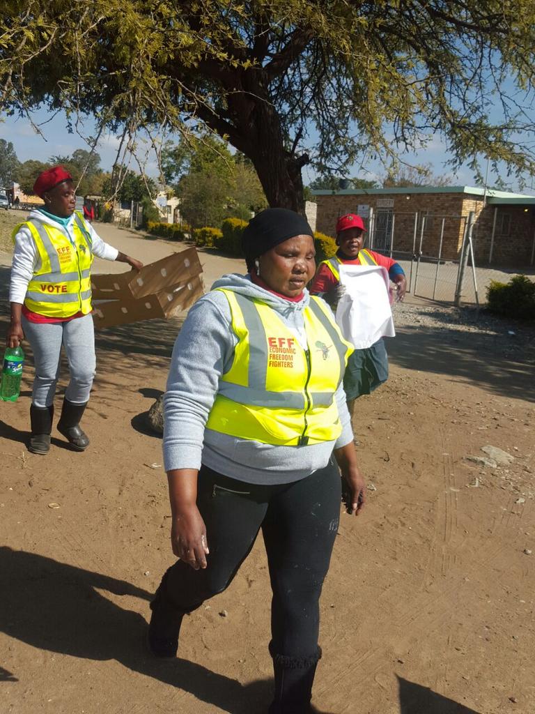EffNorthwest's tweet photo. Ward 31 Madibeng being painted RED. #VoteEFF2016 https://t.co/NQMaE4U4MC