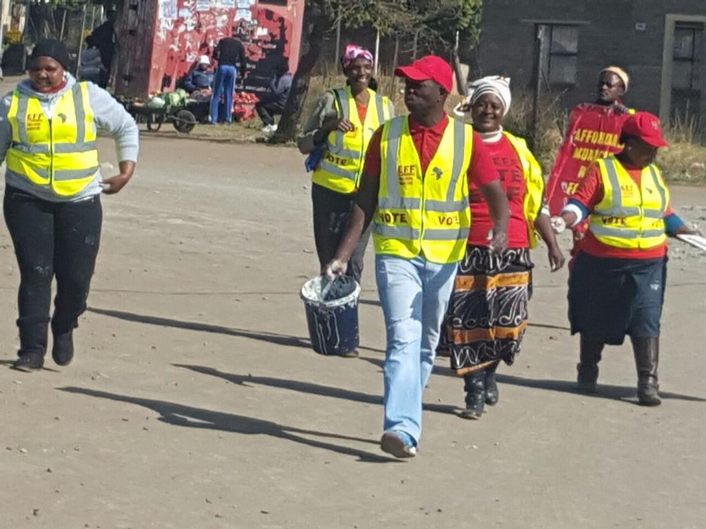 EffNorthwest's tweet photo. Ward 31 Madibeng being painted RED. #VoteEFF2016 https://t.co/NQMaE4U4MC
