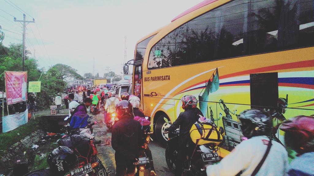 Bapak bapak yg terhormat <a href="/NTMCLantasPolri/">KorlantasPolri.Ntmc</a> <a href="/infoDISHUB/">DINAS PERHUBUNGAN</a> , kondisi macet di Brebes ini bisa cepat teratasi gak?