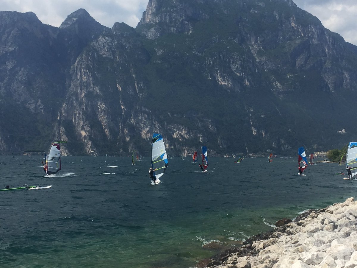 willtruman70's tweet photo. Twitteri il vento oggi a #rivadelgarda e' fantastico X i #windsur https://t.co/Yoo0MvkrXI