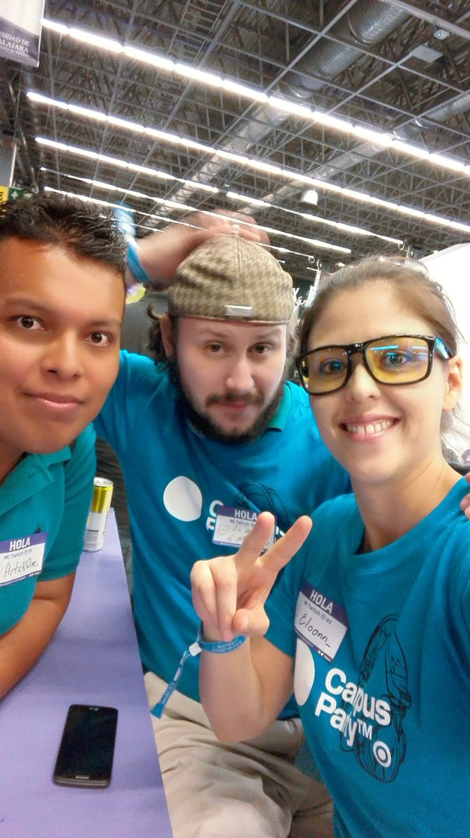 Artick's tweet photo. Gracias #TeamAzul un gustazo conocerlos en #CMPX7 @Eloonn_ @zRuuben https://t.co/0CU4ODd8ea