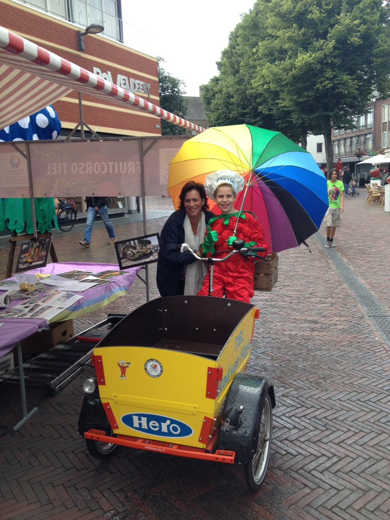 fruitcorso's tweet photo. #tieltoont: Flipje is er ook. Dank voor de appel 😃. @gemTiel @Flipjemuseum https://t.co/MG6SCXZNhC
