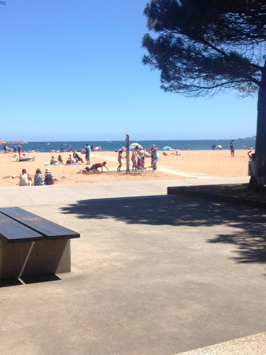 osrore's tweet photo. Domingo y sol a la vez pocas veces se da en #Gijón así que hay que aprovechar el día #PlayaL'Arbeyal https://t.co/ly1BeYj2dQ
