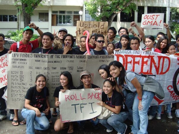 reejeen's tweet photo. Circa 2009: Freshmen orientation rally. https://t.co/mJLb9qnb0M