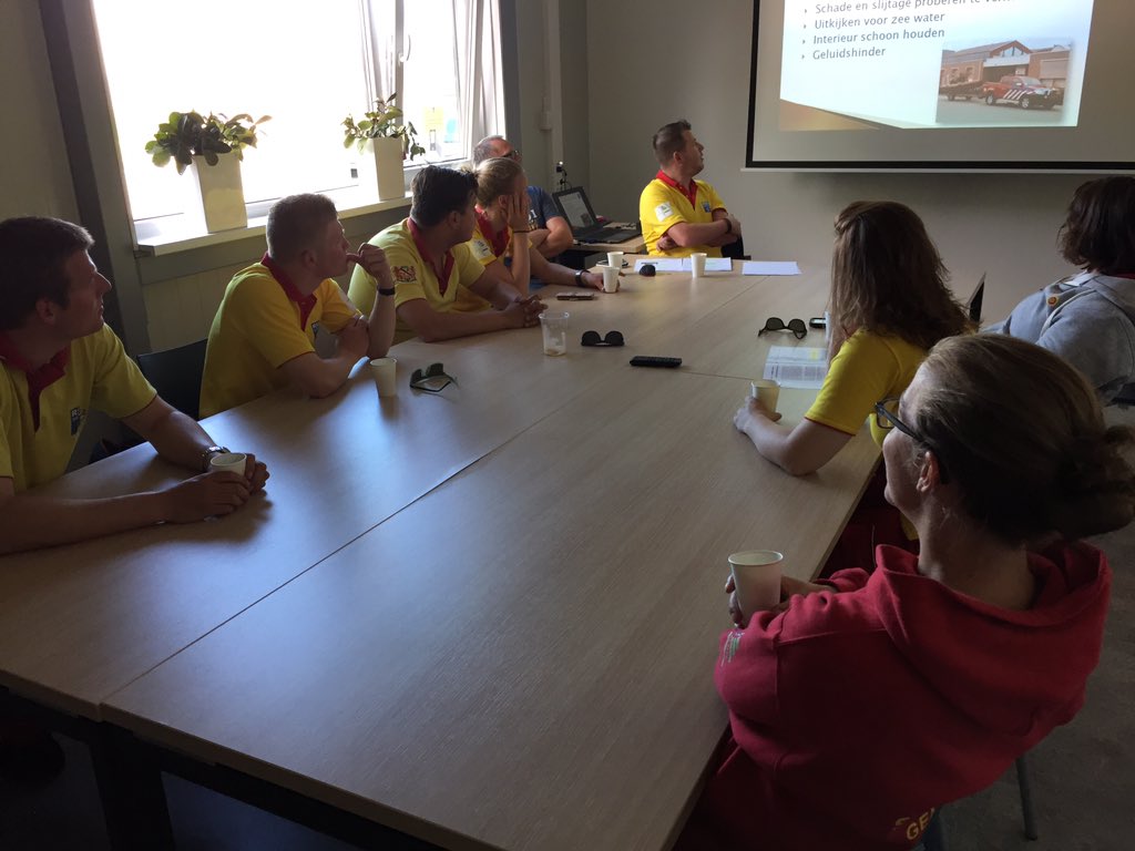 Strandbewaking's tweet image. Een aantal strandwachten krijgen een kleine kijk van de cursus Reddingsbrigade Chauffeur.