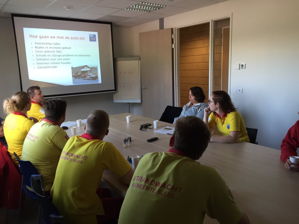 Strandbewaking's tweet image. Een aantal strandwachten krijgen een kleine kijk van de cursus Reddingsbrigade Chauffeur.