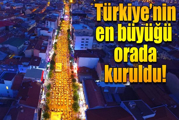 milliyet's tweet photo. Türkiye'nin en büyük iftar sofrası Uşak'ta kuruldu https://t.co/EyPYG1bioX https://t.co/FPaGLuKlht