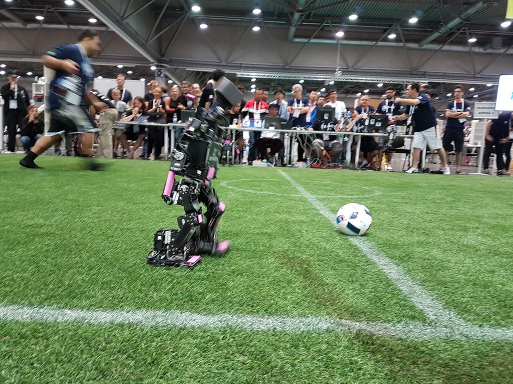 L'<a href="/equipedefrance/">Equipe de France ⭐⭐</a> en finale l'@EURO2016 ? <a href="/RhobanRobots/">Rhoban</a> <a href="/univbordeaux/">Université de Bordeaux</a> jouent la finale mondiale à 14h à #Leipzig