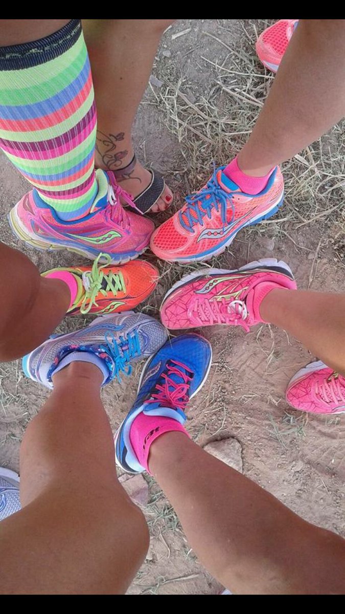 mahuryhury's tweet photo. No nos patrocina @SauconySpain pero lo parece 🙆🏻😂😂 #arribaelfluor #trilegends #running https://t.co/r2zWdMsmNP
