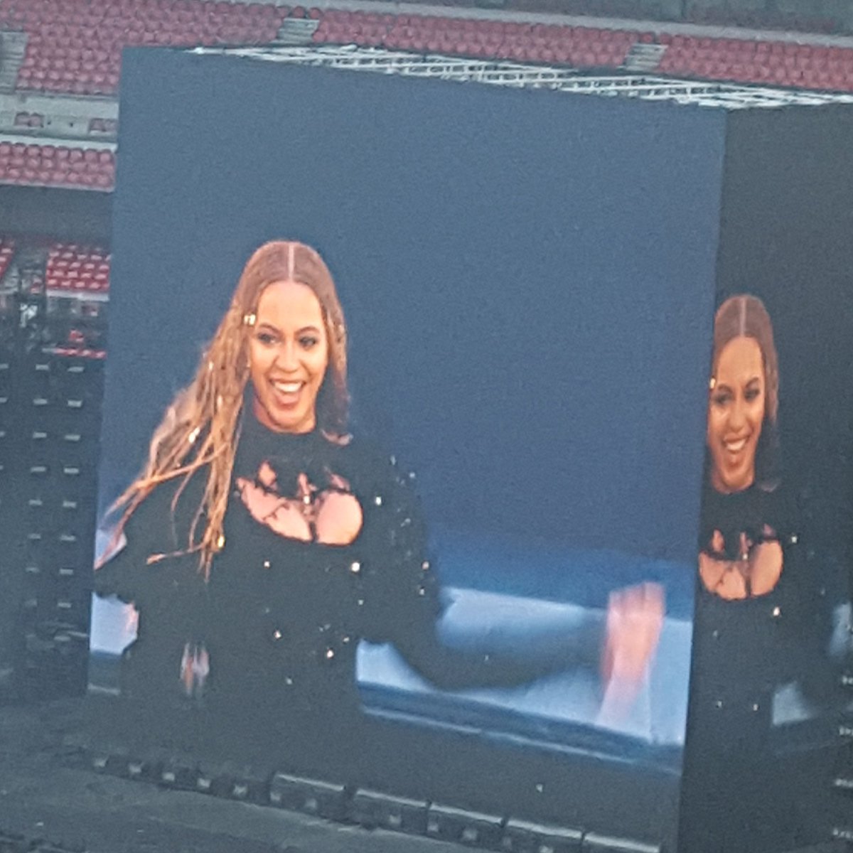 K1mmyLou's tweet photo. This lady truly is amazing. Such an incredible show! #FormationWorldTour #BeyonceWembley https://t.co/zclW5wj7kY