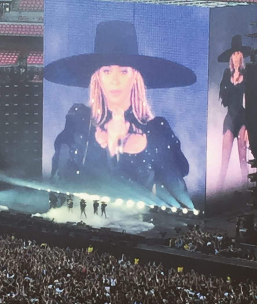 K1mmyLou's tweet photo. This lady truly is amazing. Such an incredible show! #FormationWorldTour #BeyonceWembley https://t.co/zclW5wj7kY
