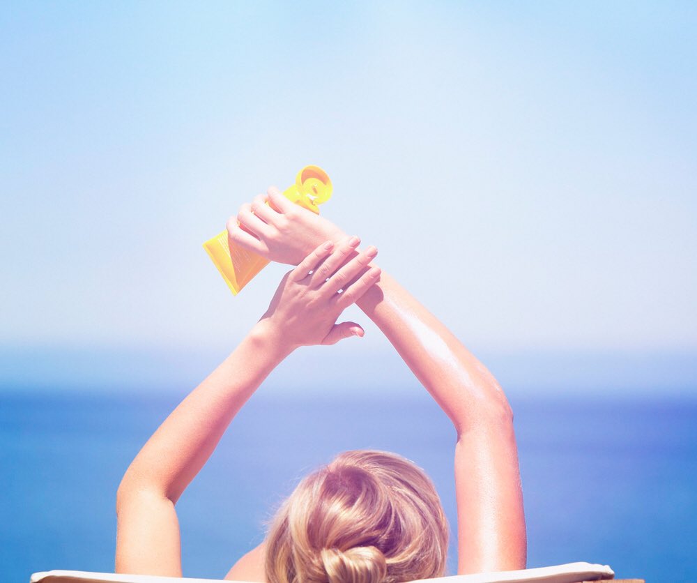 Bu hafta tatilin tadını çıkarırken, güneş koruyucu kremlerinizi yanınızdan ayırmayın! 🌞💛 #İyiTatiller